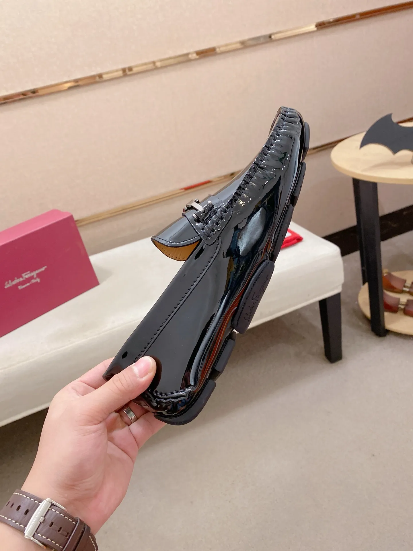 Factory price: 540💰High-end quality! Ferragamo🆕🆕Exclusive hot-selling products in stock🔥🔥New products on the shelves, high-quality Ferragamo men's pea shoes, high-end casual driving shoes, with complete packaging! 💪 💪 Material: imported first-layer cowhide 🐂 + imported high-quality water-dyed cowhide lining + wear-resistant outsole 👍🏻👍🏻 Features: high-end and comfortable, purely handmade 🚀 🚀 Create the perfect shoe that suits you best 🔥 🔥 Size: (38-44) 45 standard size can be customized!